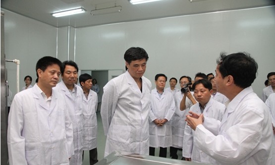 缪晓青教授向国家发改委张晓强副主任一行介绍福建省天然生物毒素工程实验室